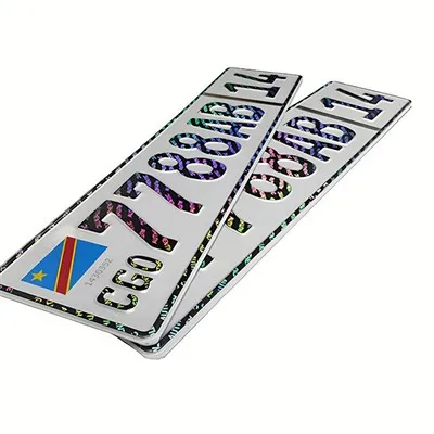 Targa automobilistica in alluminio con numero di targa riflettente in rilievo con filigrane di ologramma