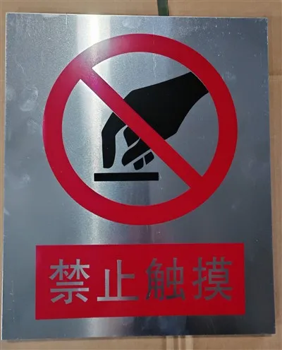 Esistono colori specifici per i segnali di avvertimento dei dossi nelle zone ...